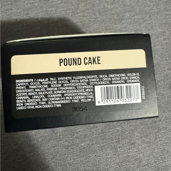 HUDA BEAUTY Easy Bake Loose Powder - Black - Picture 2 of 3